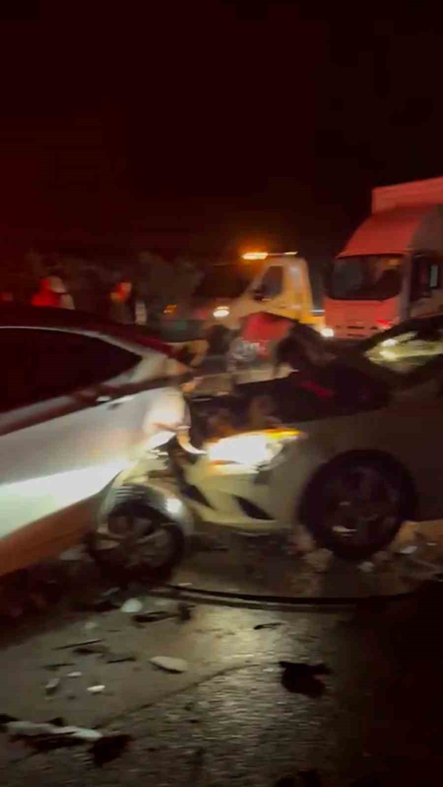 Bayram dönüşü trafiğinde zincirleme kaza: 5 araç birbirine girdi
