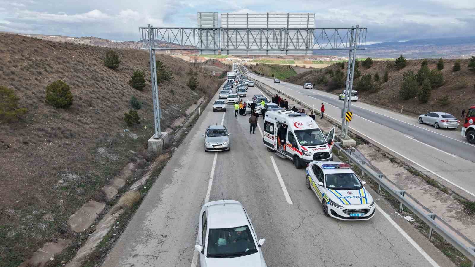 Bayram dönüşü zincirleme kaza: Anne ve iki çocuğu yaralandı

