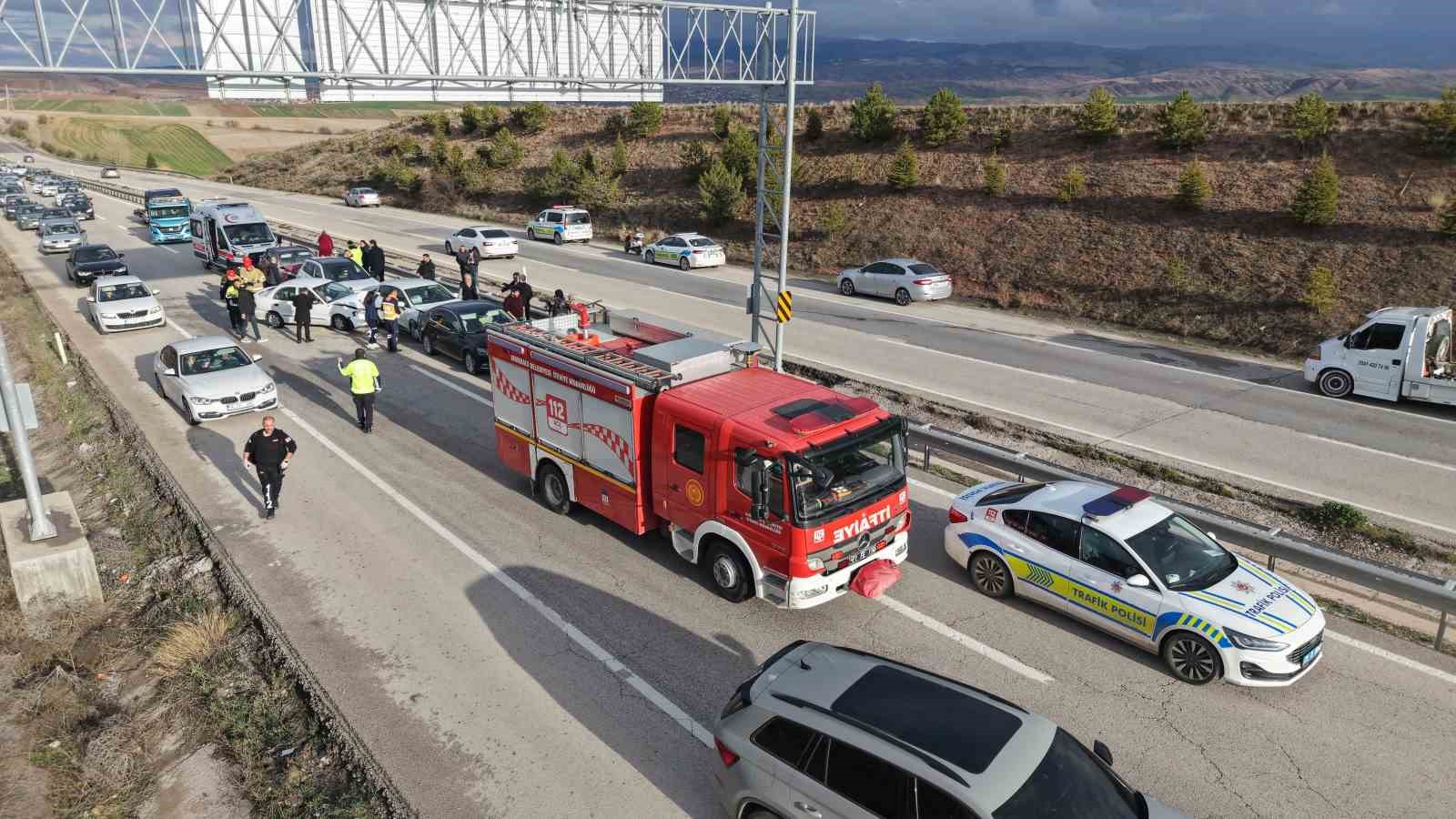 Bayram dönüşü zincirleme kaza: Anne ve iki çocuğu yaralandı

