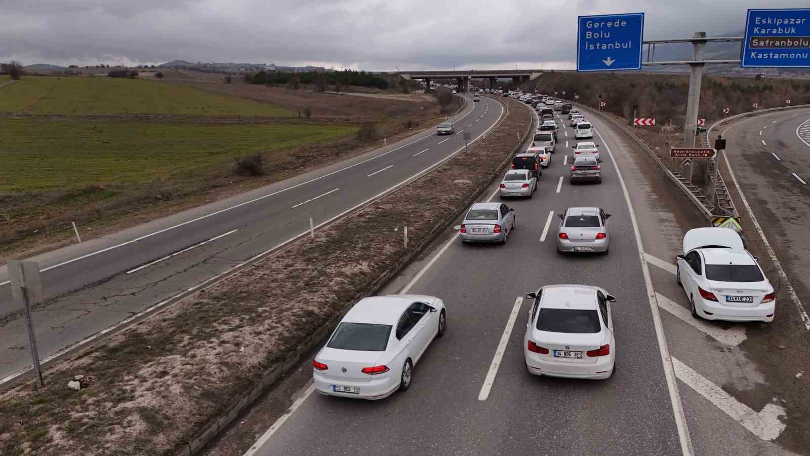 Bayram dönüşünde Kemikli rampalarında trafik yoğunluğu başladı
