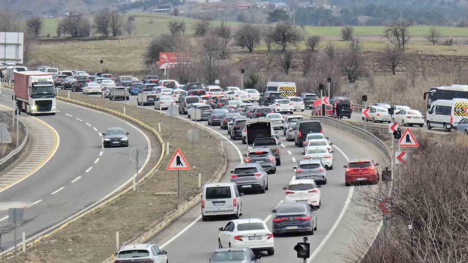 Bayram dönüşünde Kemikli rampalarında trafik yoğunluğu başladı
