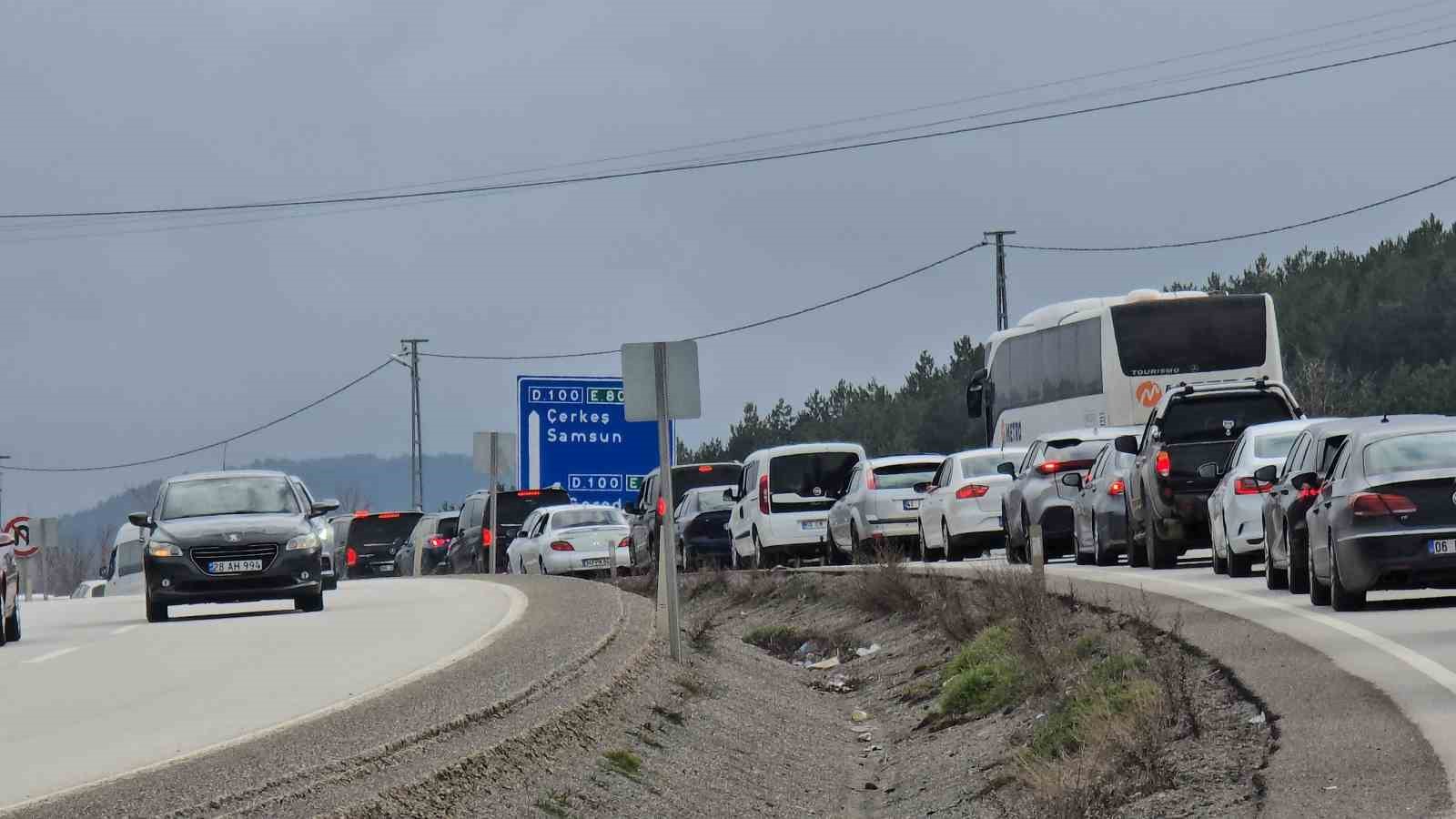 Bayram dönüşünde Kemikli rampalarında trafik yoğunluğu başladı
