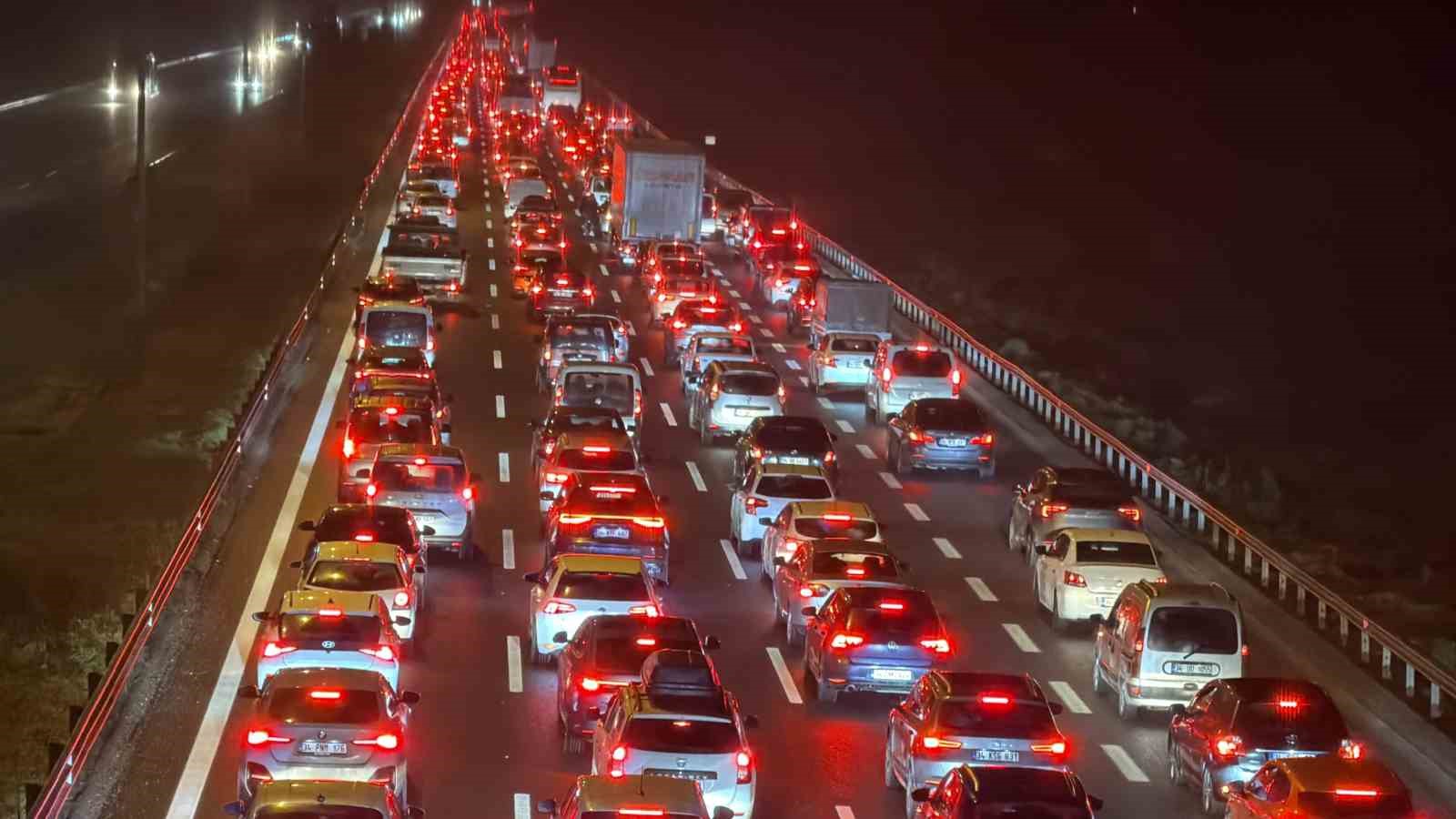 Bayram göçü sürüyor: Düzce’de trafik durma noktasına geldi
