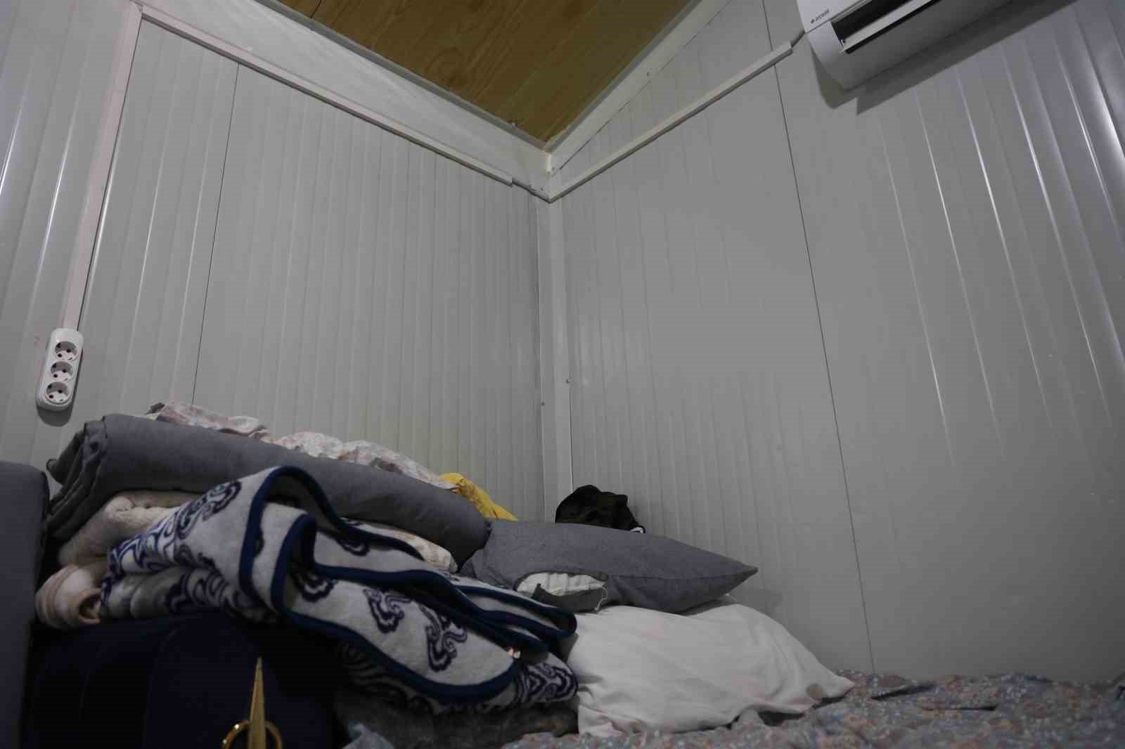 Bayram günü konteyneri delip geçen yorgun merminin kafasına isabet etmesiyle kabusu yaşadı
