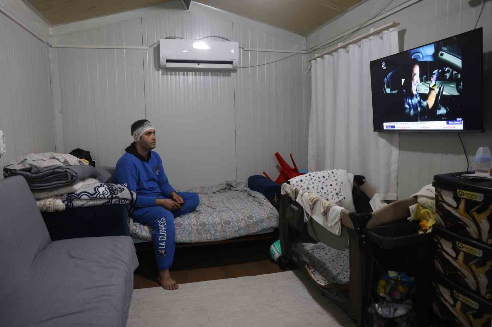 Bayram günü konteyneri delip geçen yorgun merminin kafasına isabet etmesiyle kabusu yaşadı
