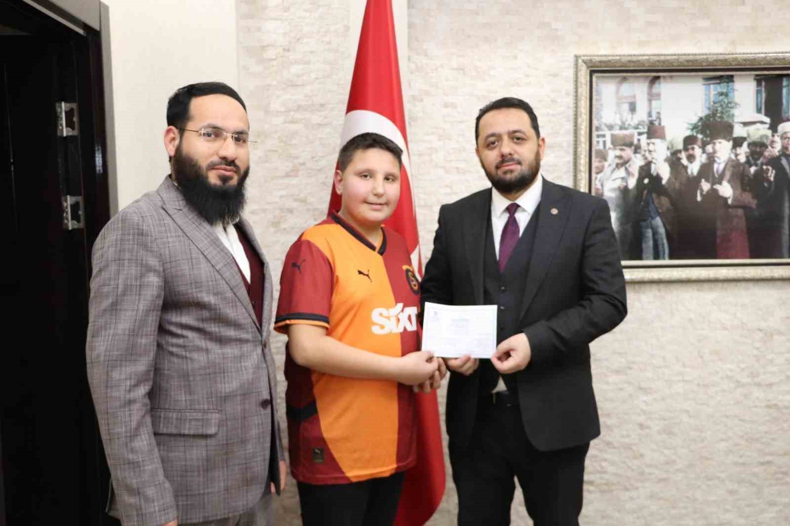 Bayram harçlıklarını Filistin’e bağışladı
