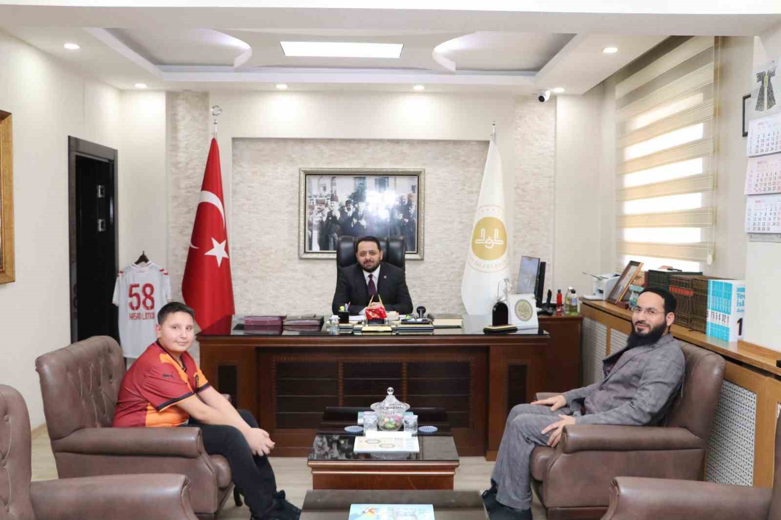 Bayram harçlıklarını Filistin’e bağışladı
