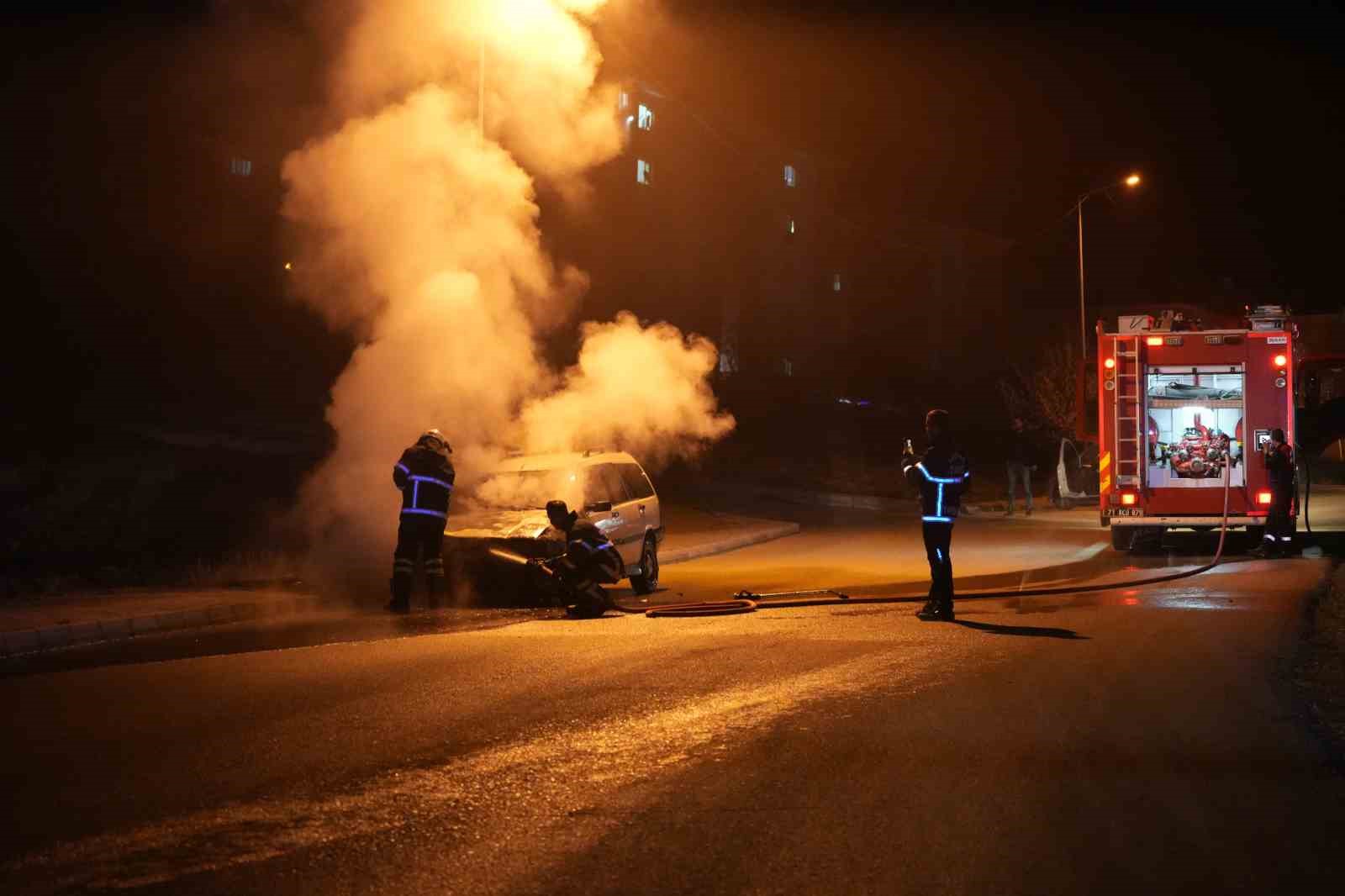 Bayram için yeğeninden emanet aldığı araç alev alev yandı
