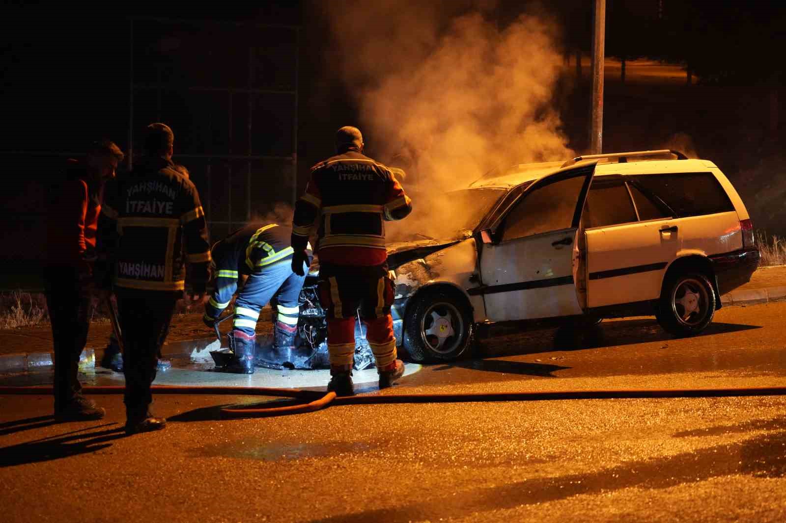 Bayram için yeğeninden emanet aldığı araç alev alev yandı
