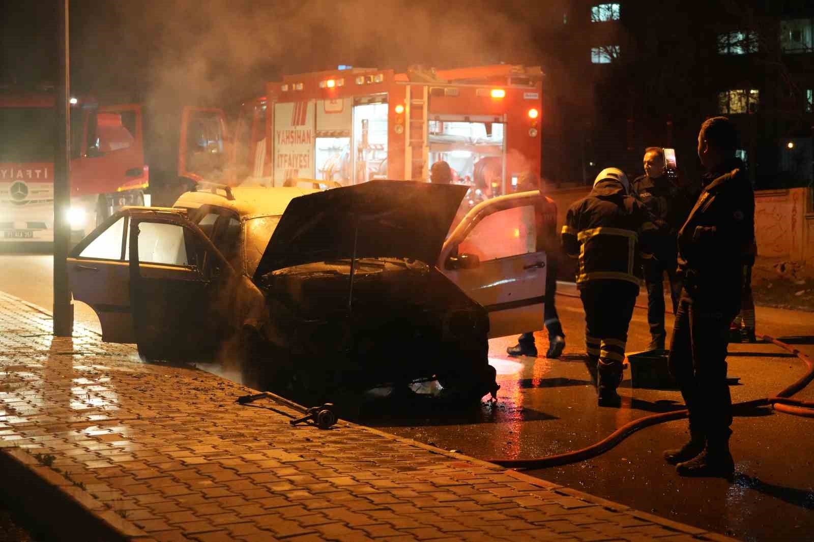 Bayram için yeğeninden emanet aldığı araç alev alev yandı
