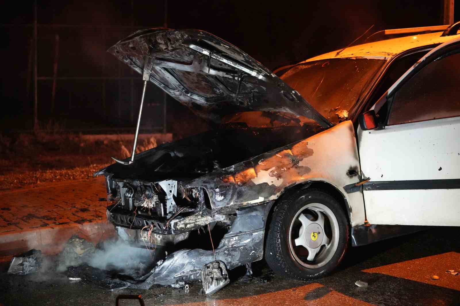 Bayram için yeğeninden emanet aldığı araç alev alev yandı
