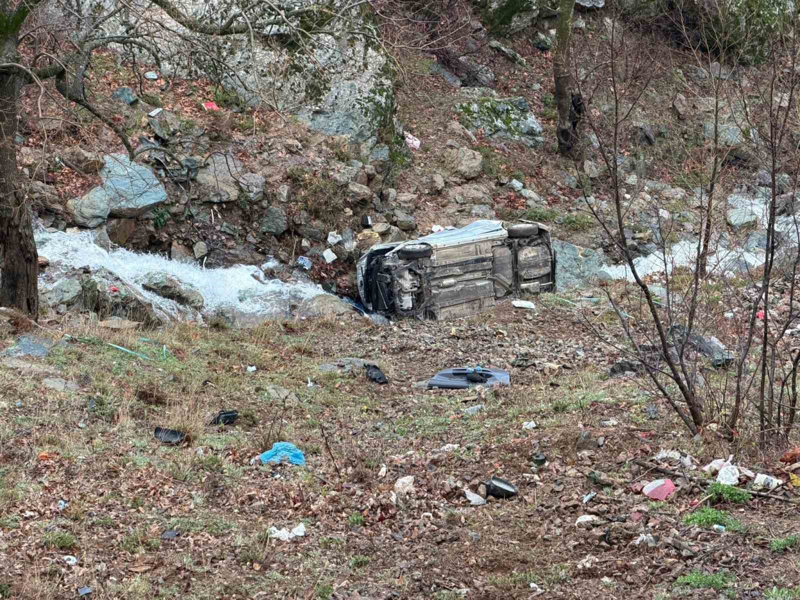 Bayram namazı yolunda kaza: Araç dereye uçtu, 1 kişi hayatını kaybetti
