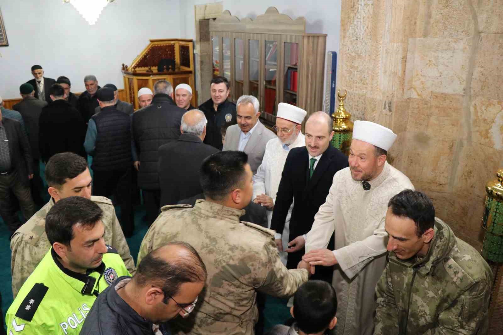 Bayram namazında camiler doldu taştı
