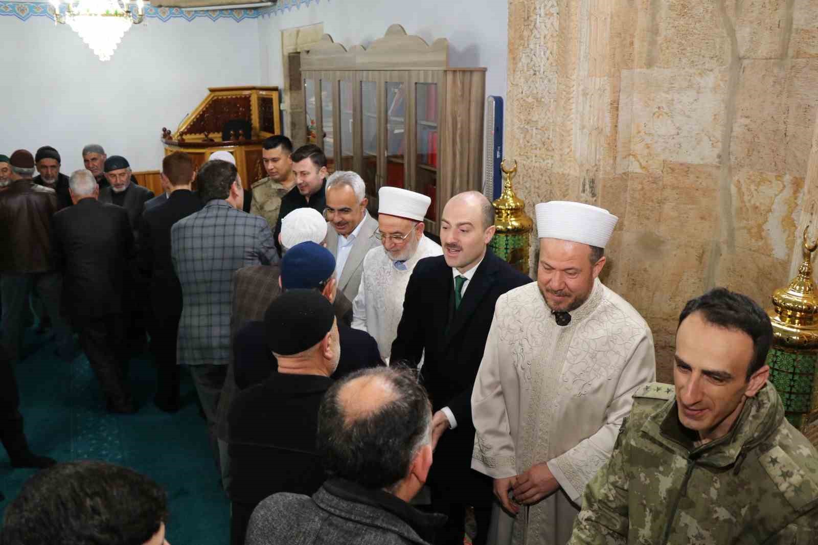 Bayram namazında camiler doldu taştı
