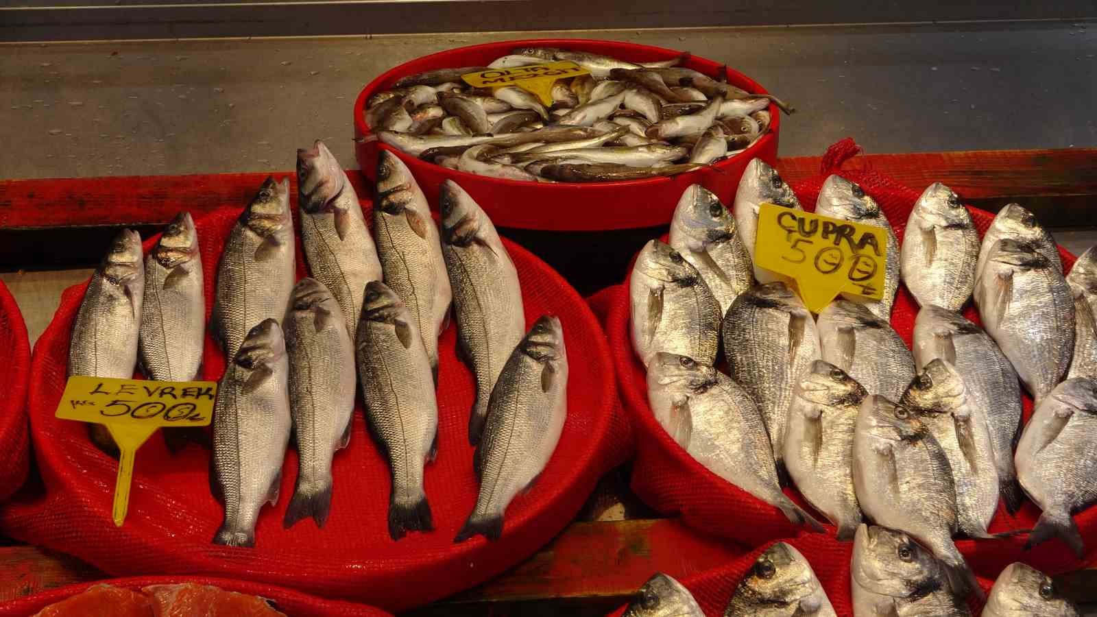 Bayram öncesi balık tezgahlarında bolluk
