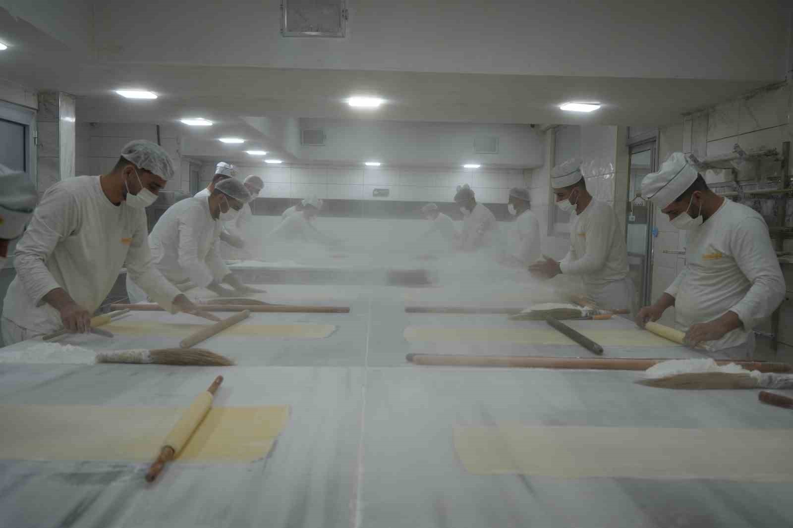 Bayram öncesi Gaziantep’te baklava mesaisi
Bayram öncesi Gaziantep’te baklava mesaisi