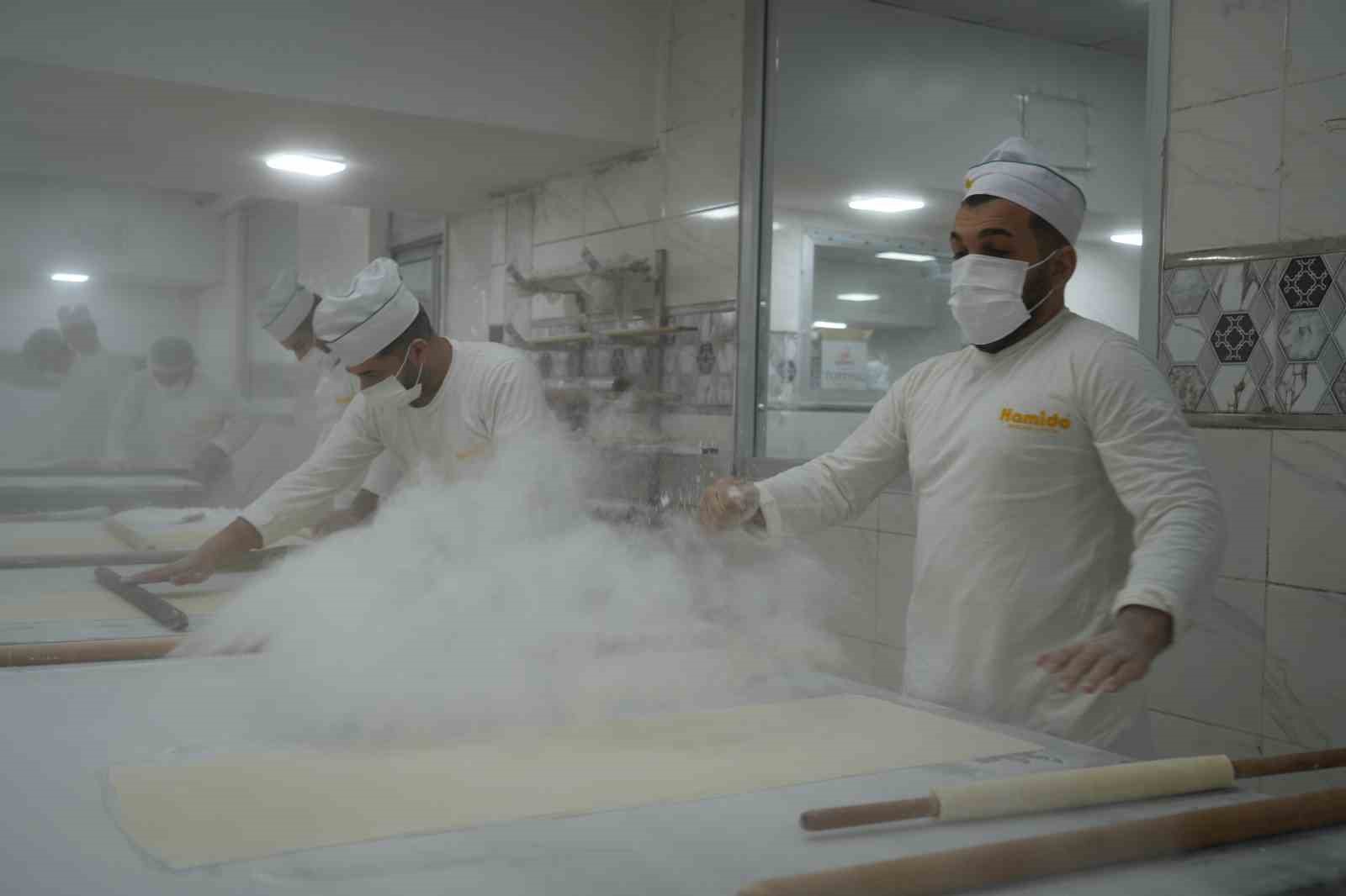 Bayram öncesi Gaziantep’te baklava mesaisi
Bayram öncesi Gaziantep’te baklava mesaisi