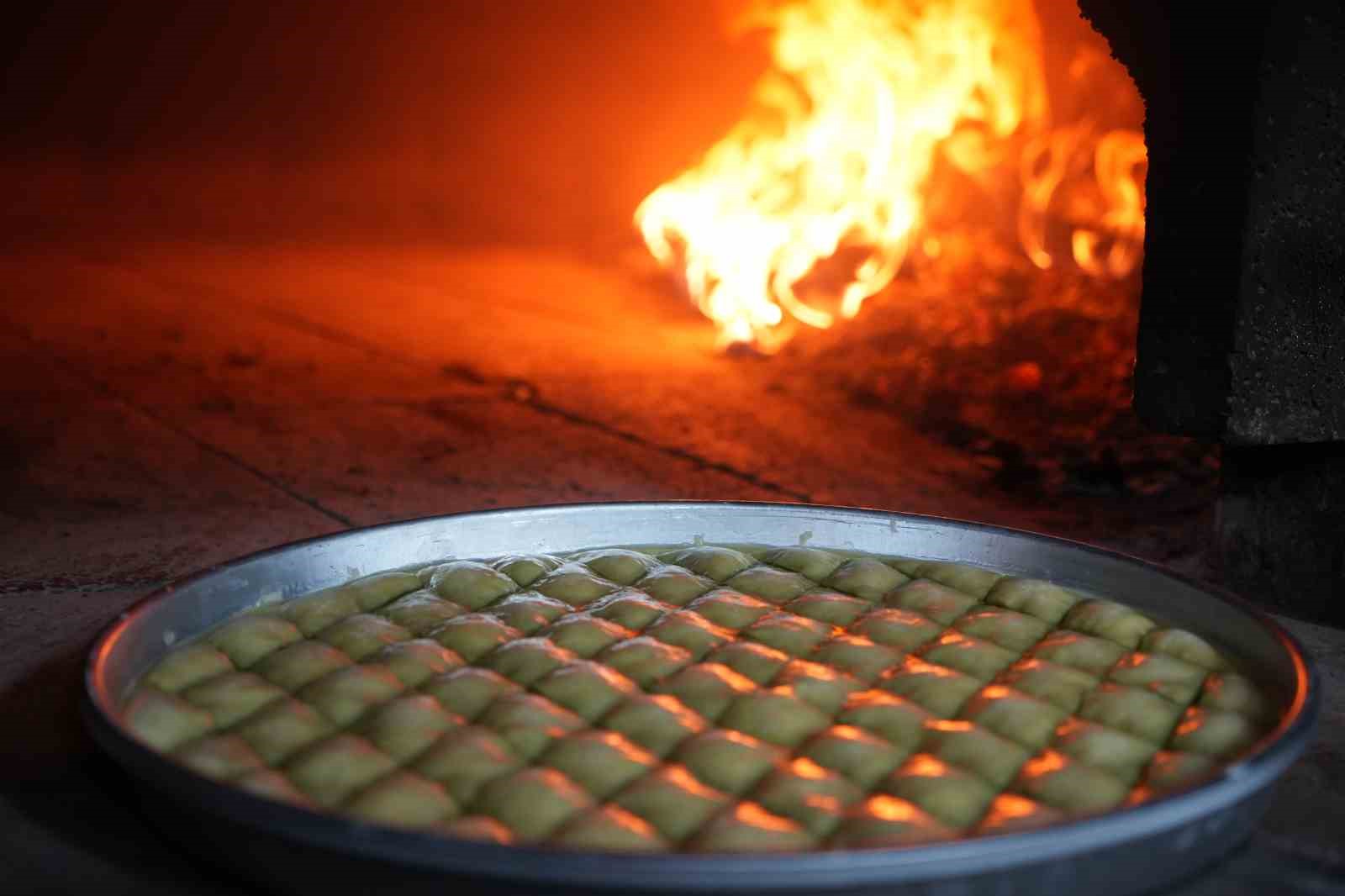 Bayram öncesi Gaziantep’te baklava mesaisi
Bayram öncesi Gaziantep’te baklava mesaisi