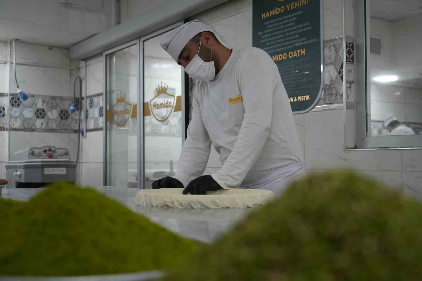 Bayram öncesi Gaziantep’te baklava mesaisi
Bayram öncesi Gaziantep’te baklava mesaisi