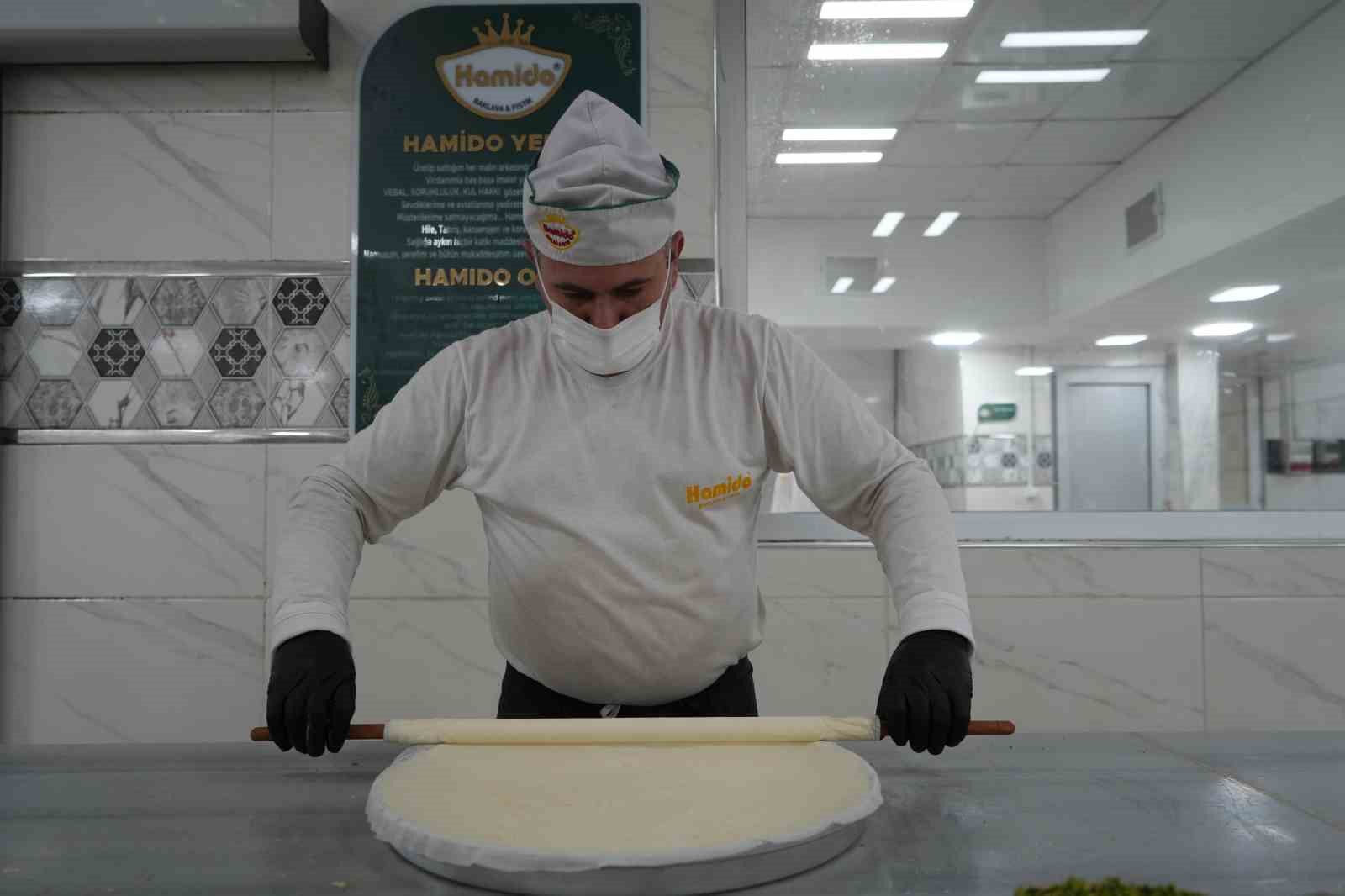 Bayram öncesi Gaziantep’te baklava mesaisi
Bayram öncesi Gaziantep’te baklava mesaisi