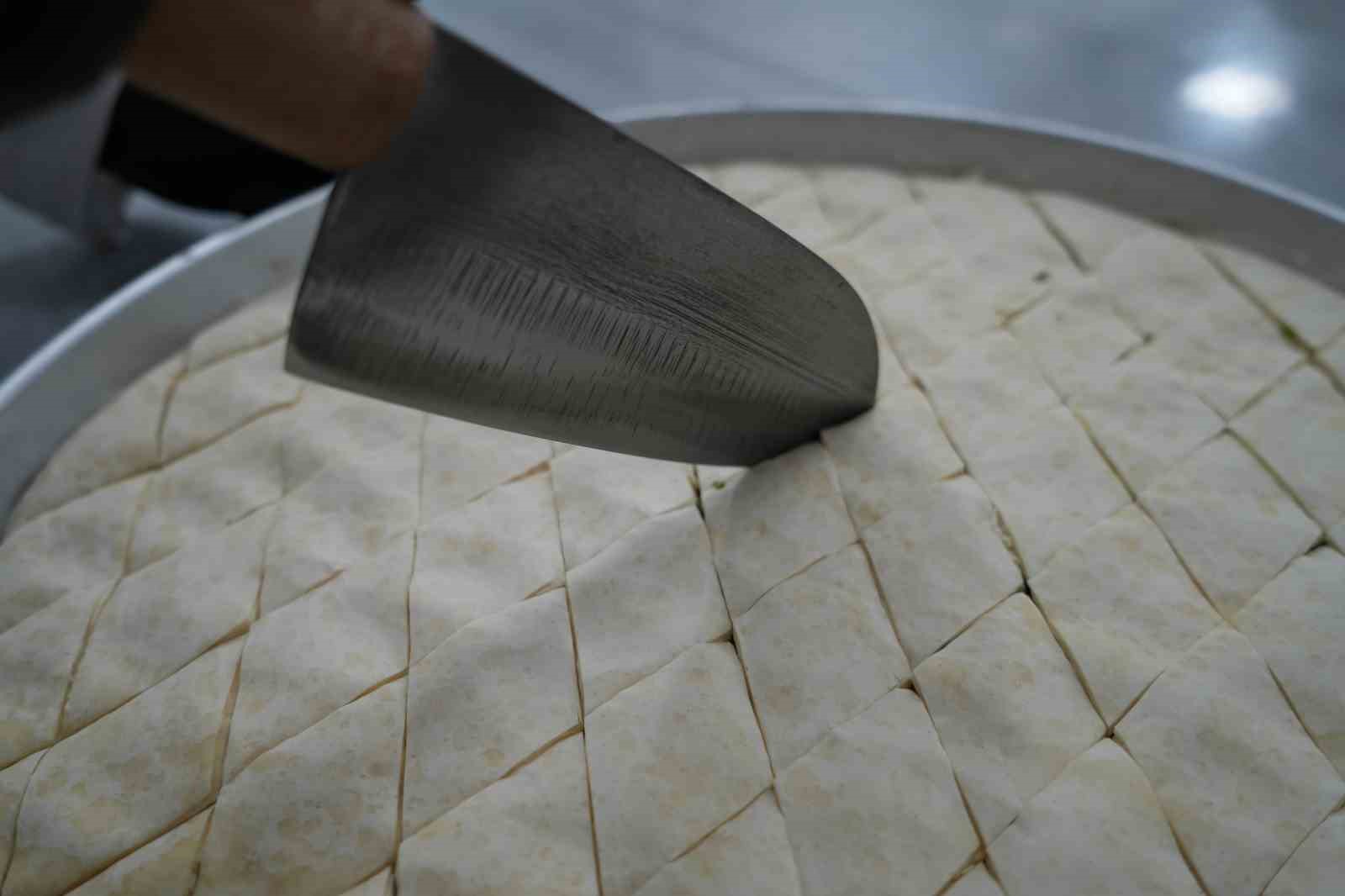 Bayram öncesi Gaziantep’te baklava mesaisi
Bayram öncesi Gaziantep’te baklava mesaisi