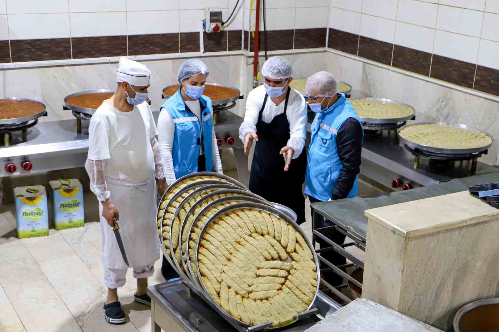 Bayram öncesi gıda satışı yapan iş yerleri denetlendi
