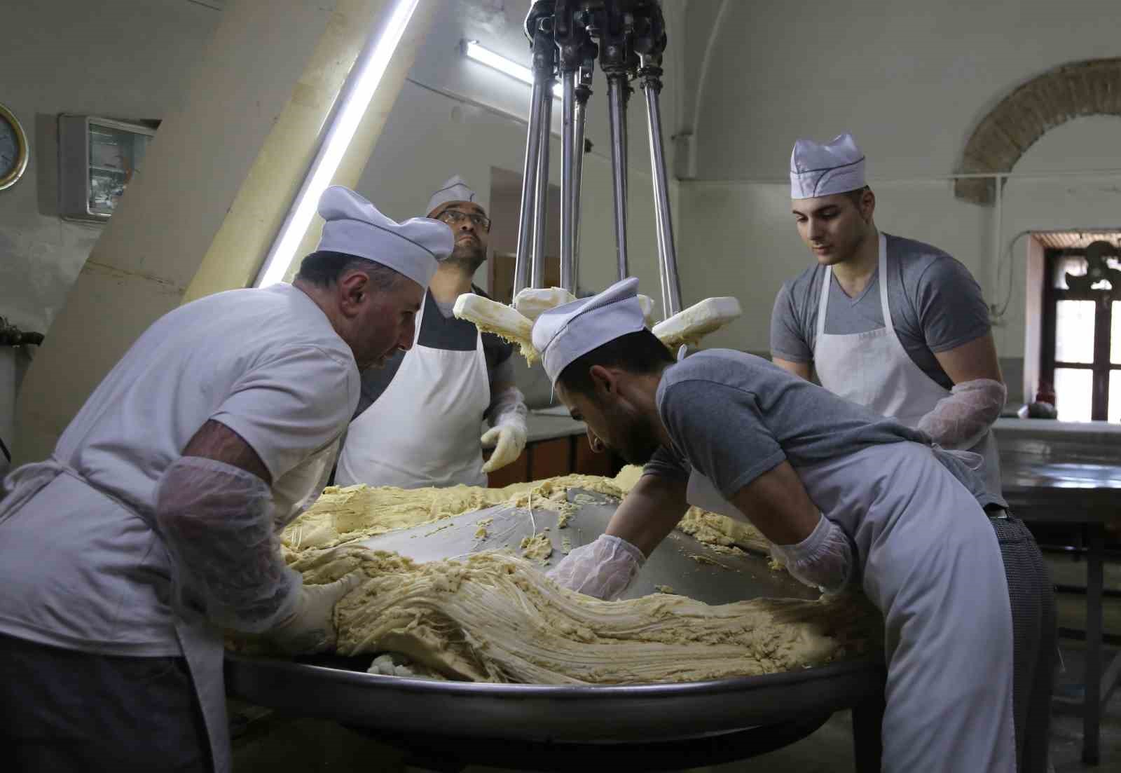 Bayram öncesi imalathanelerde saray helvası mesaisi
