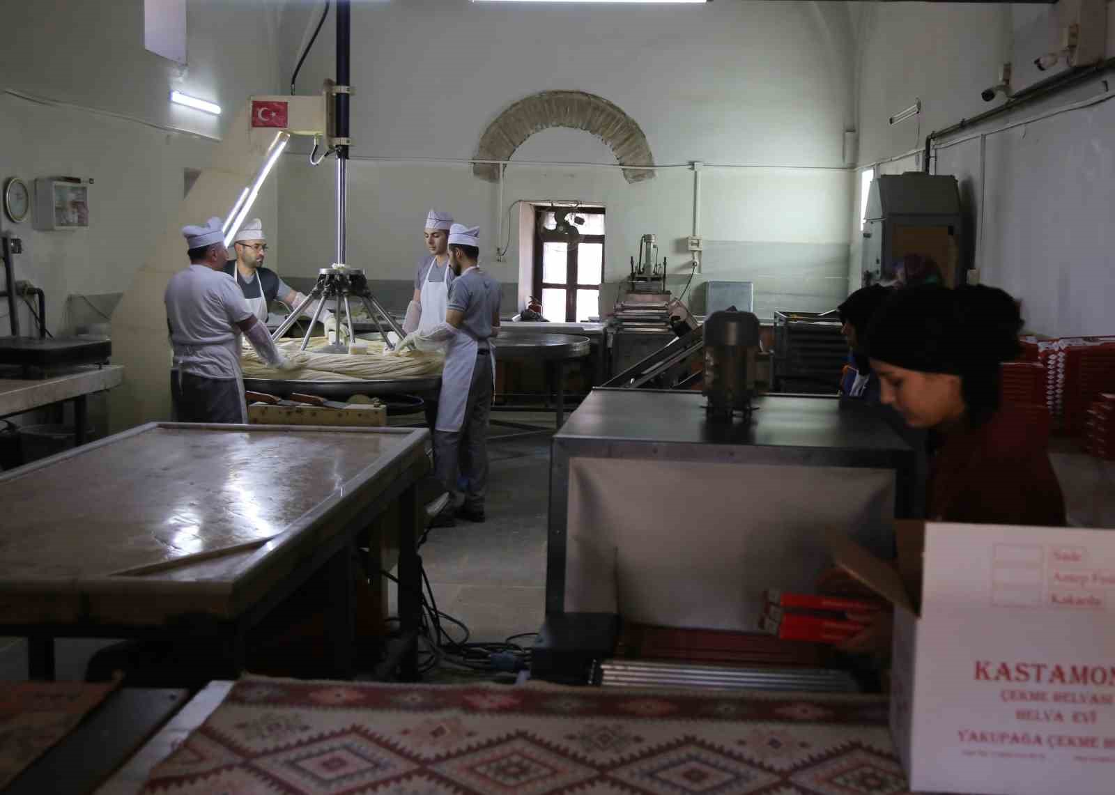 Bayram öncesi imalathanelerde saray helvası mesaisi
