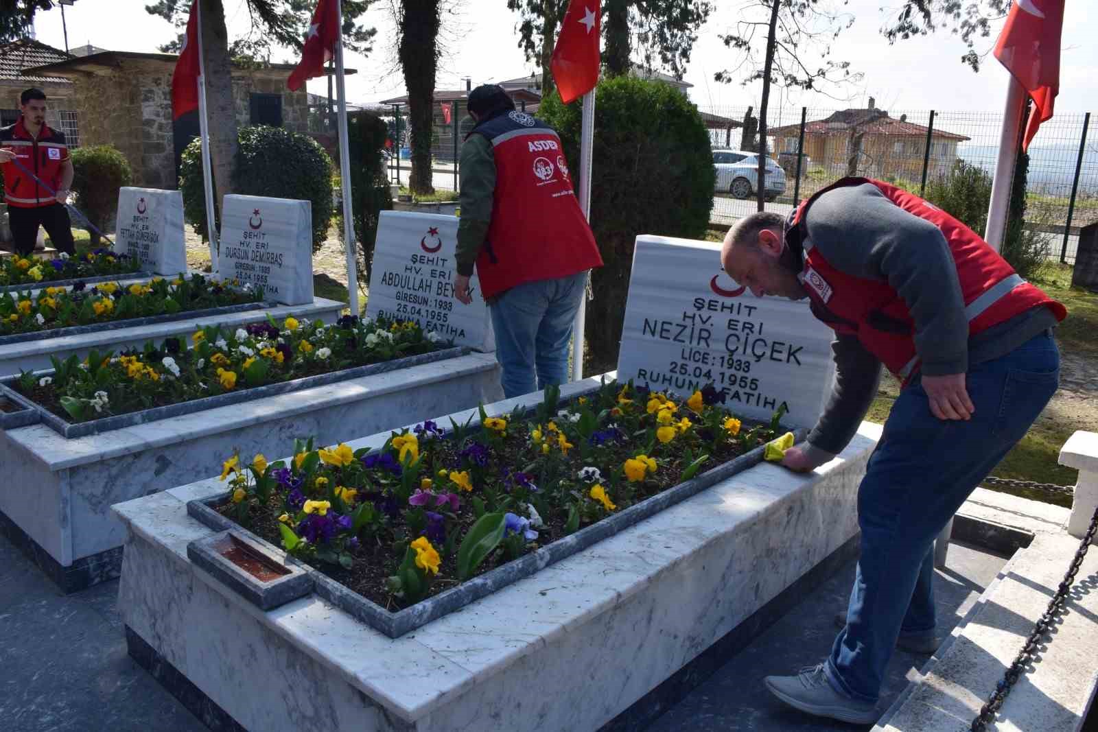 Bayram öncesi şehit mezarlarında çalışmalar yapıldı

