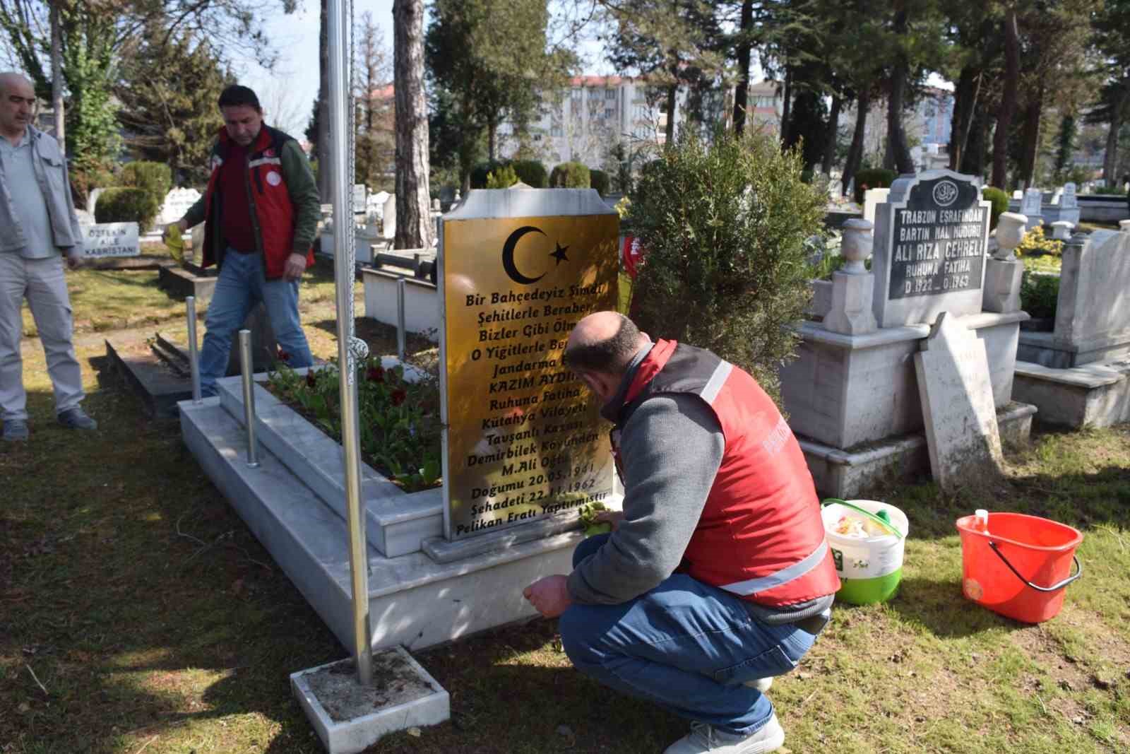Bayram öncesi şehit mezarlarında çalışmalar yapıldı
