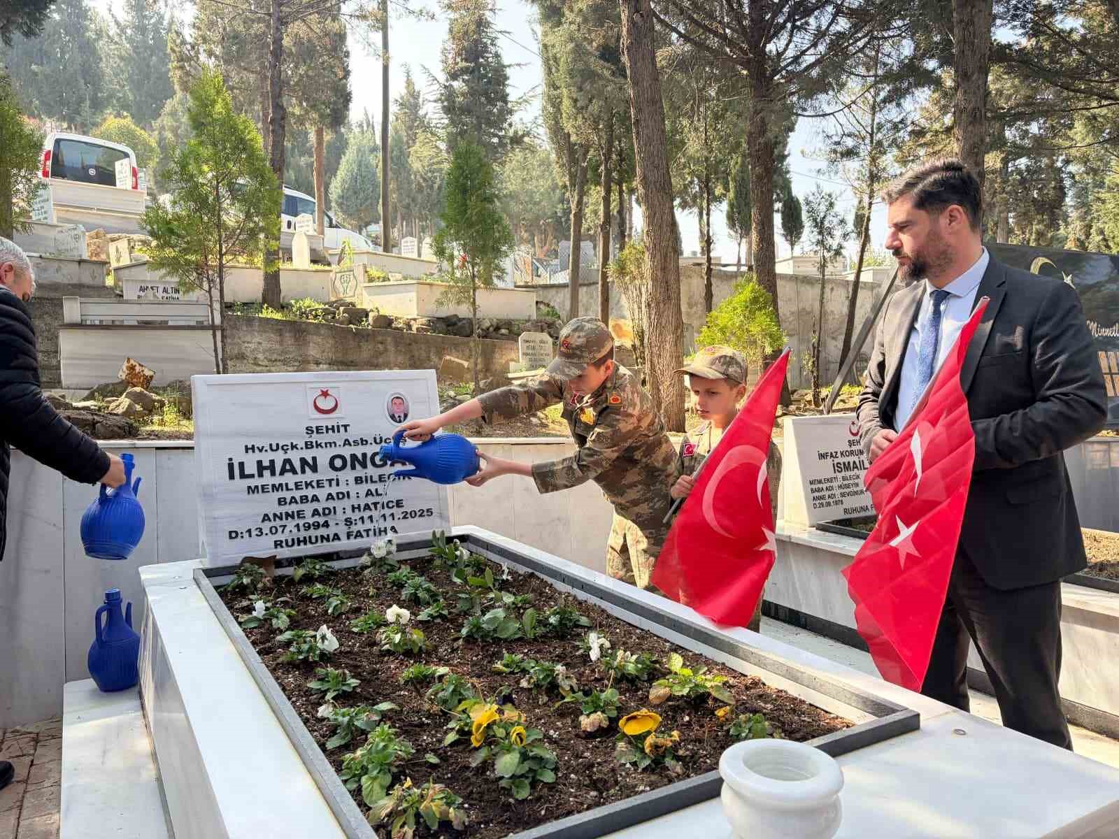 Bayram öncesi şehit mezarlıkları ter temiz oldu
