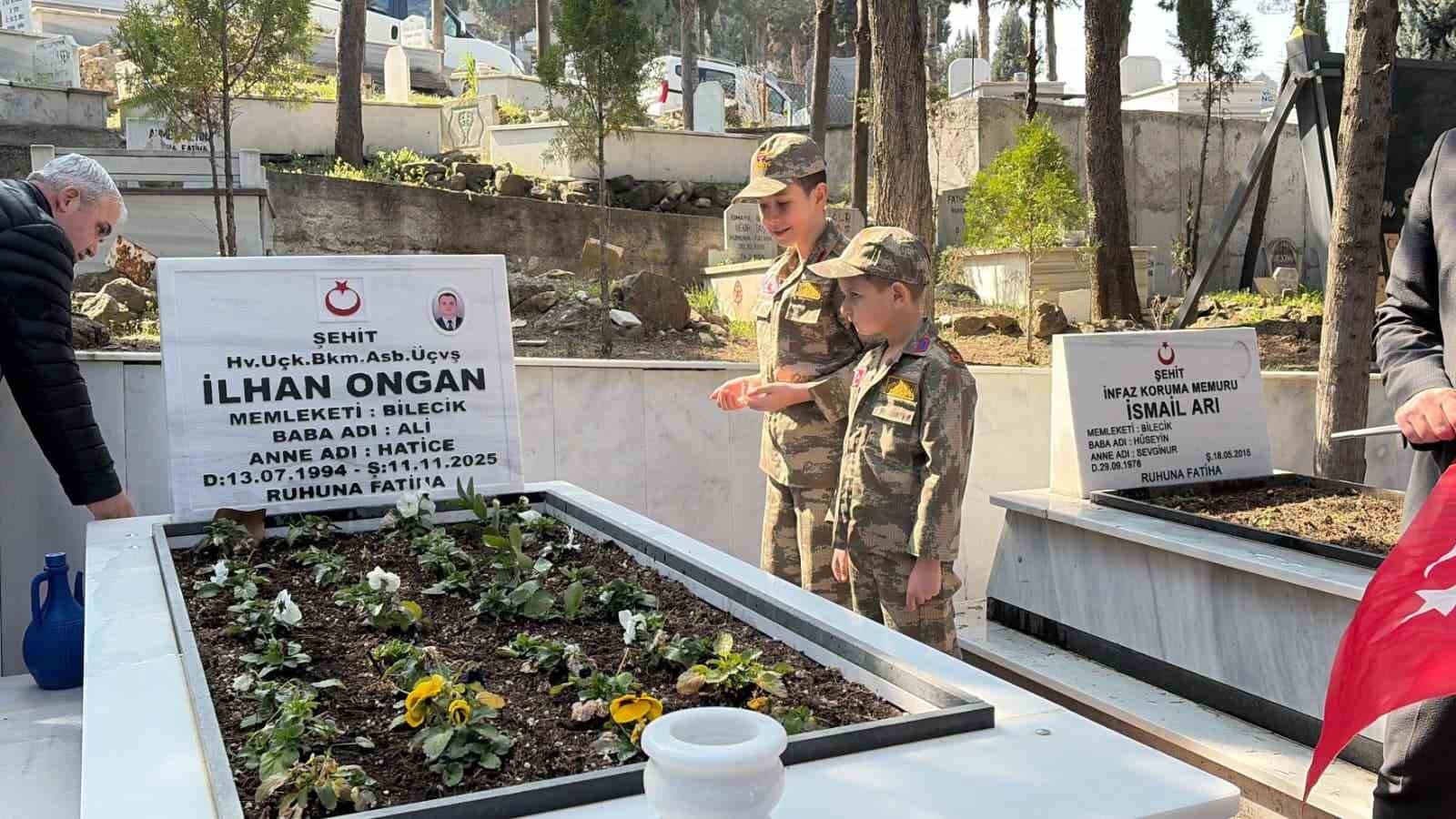 Bayram öncesi şehit mezarlıkları ter temiz oldu
