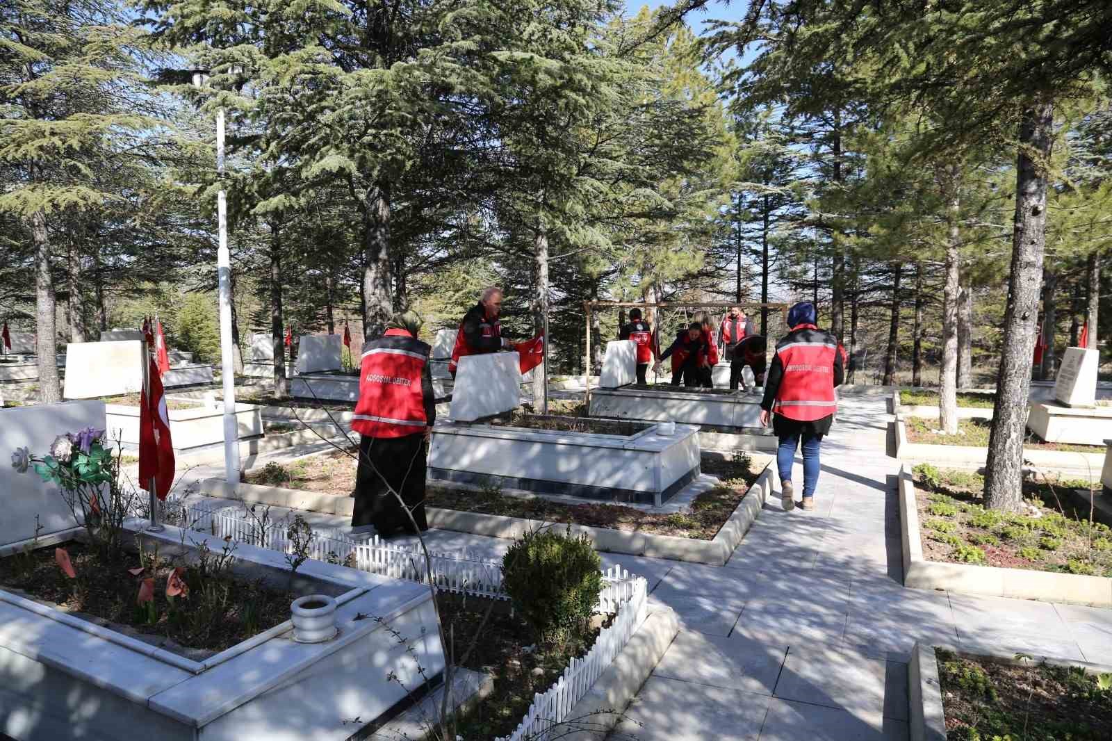 Bayram öncesinde şehitlik temizlendi
