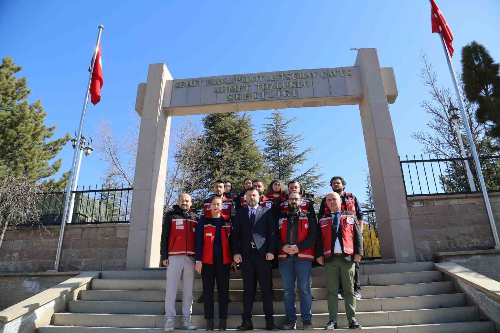 Bayram öncesinde şehitlik temizlendi
