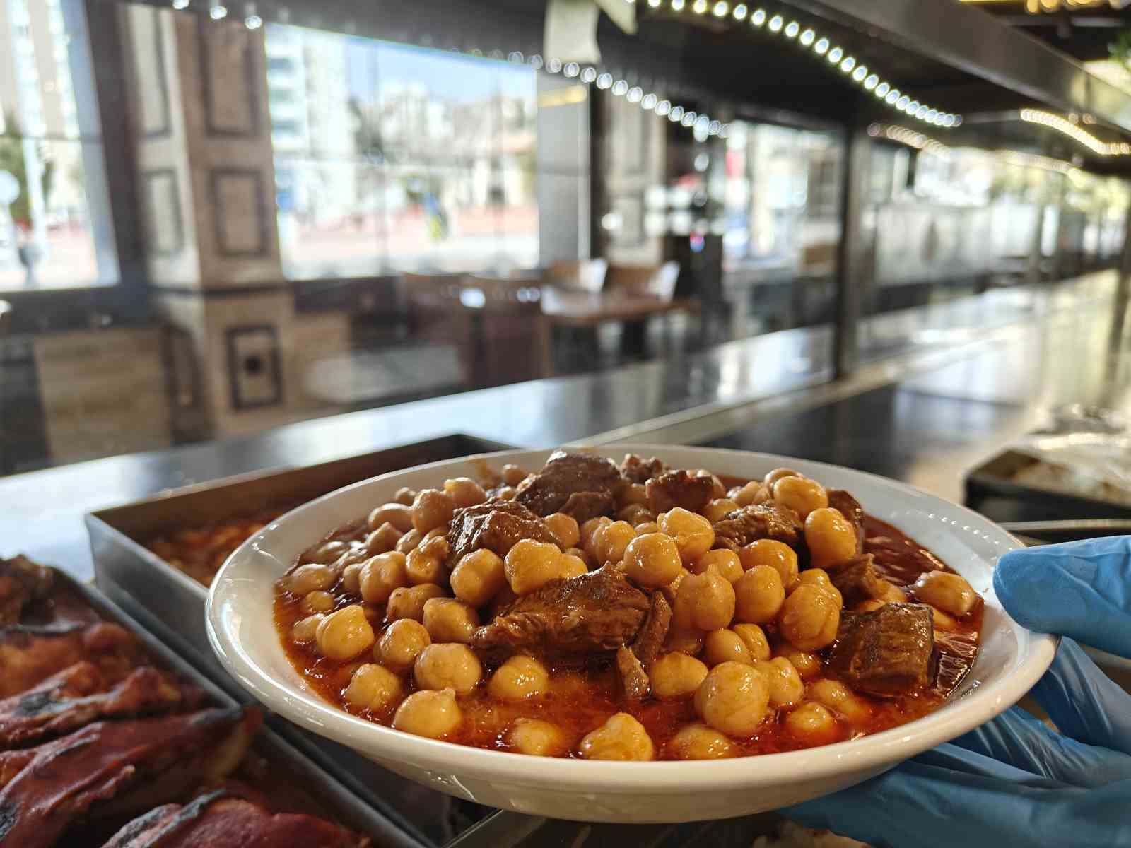 Bayram sofrasının geleneksel lezzeti: Etli nohut yahnisi
