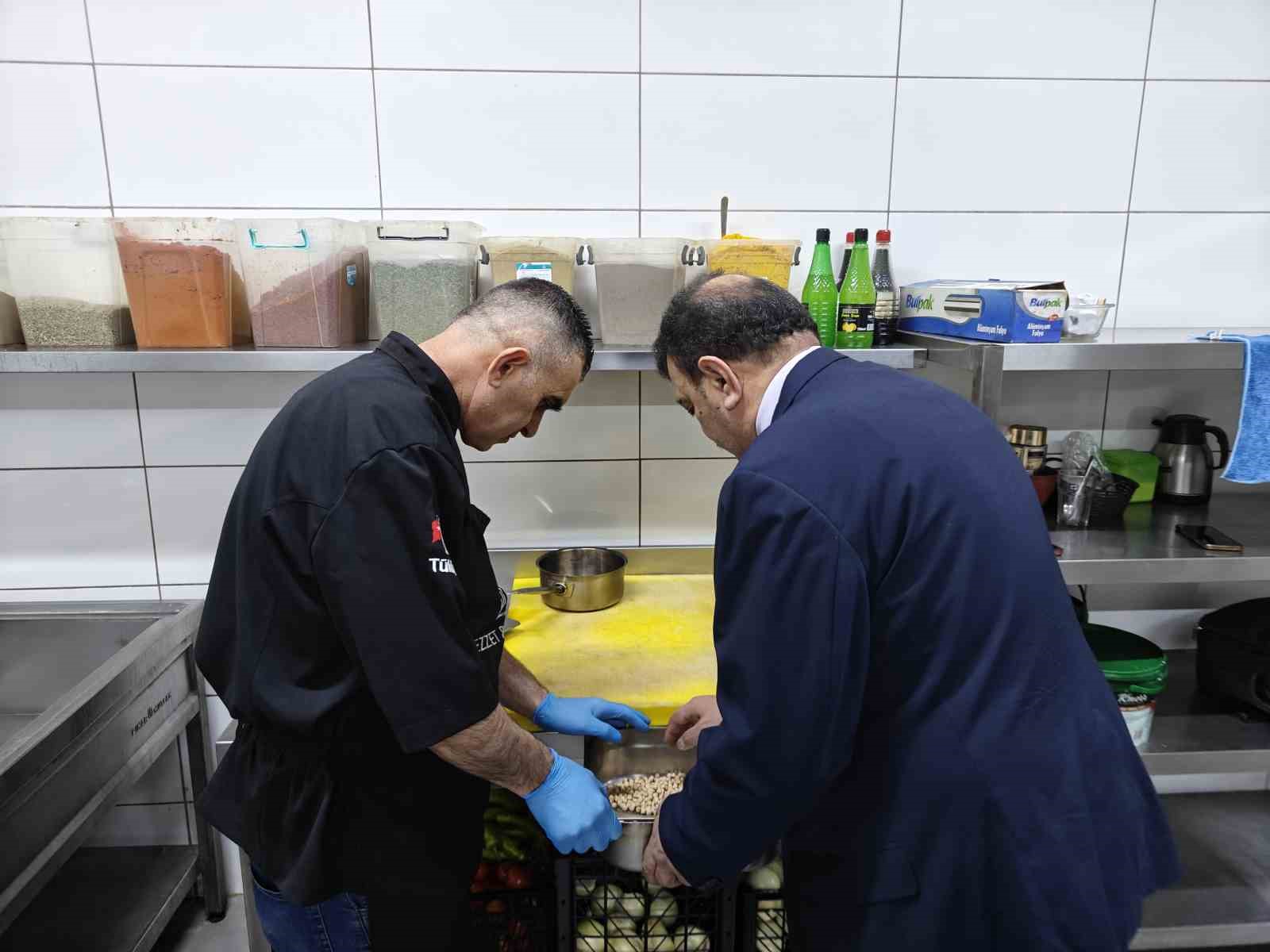 Bayram sofrasının geleneksel lezzeti: Etli nohut yahnisi
