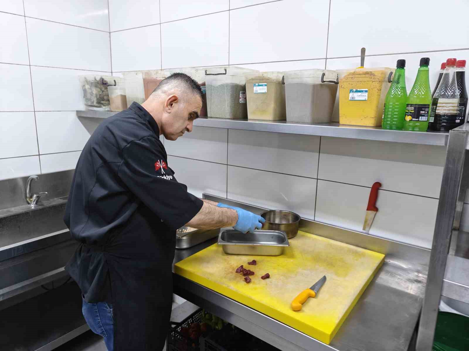 Bayram sofrasının geleneksel lezzeti: Etli nohut yahnisi
