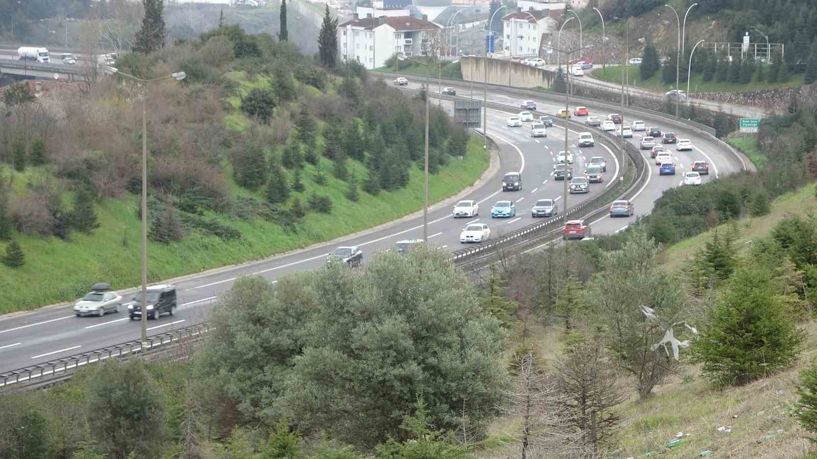 Bayram tatili dönüşleri başladı, TEM’de akıcı yoğunluk hakim

