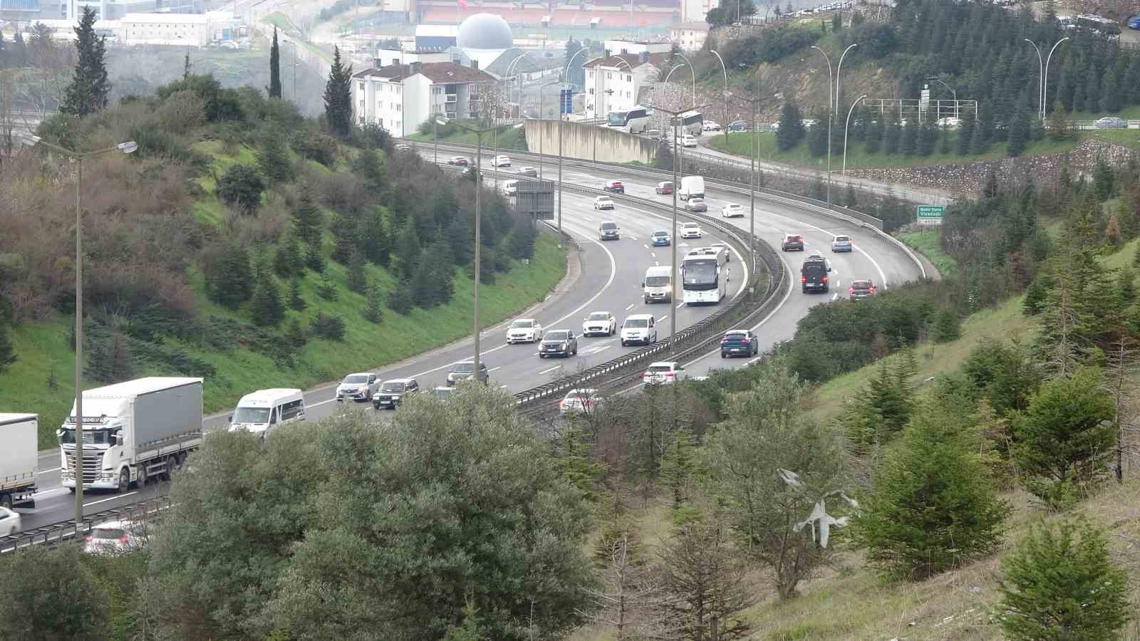 Bayram tatili dönüşleri başladı, TEM’de akıcı yoğunluk hakim
