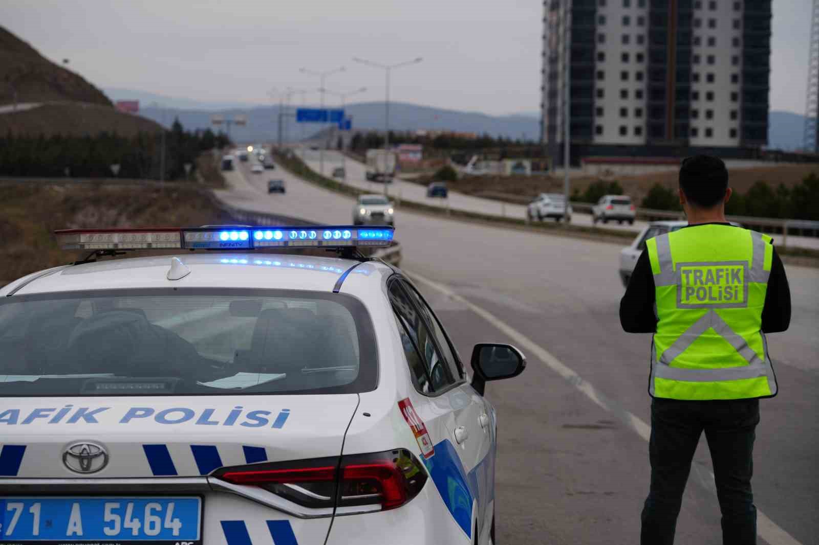 Bayram yolculuğu başladı: 43 ilin geçiş güzergahında trafik hareketliliği arttı
