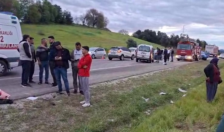 Bayram yolunda feci kaza: Otomobiller kafa kafaya çarpıştı, 7 kişi yaralandı
