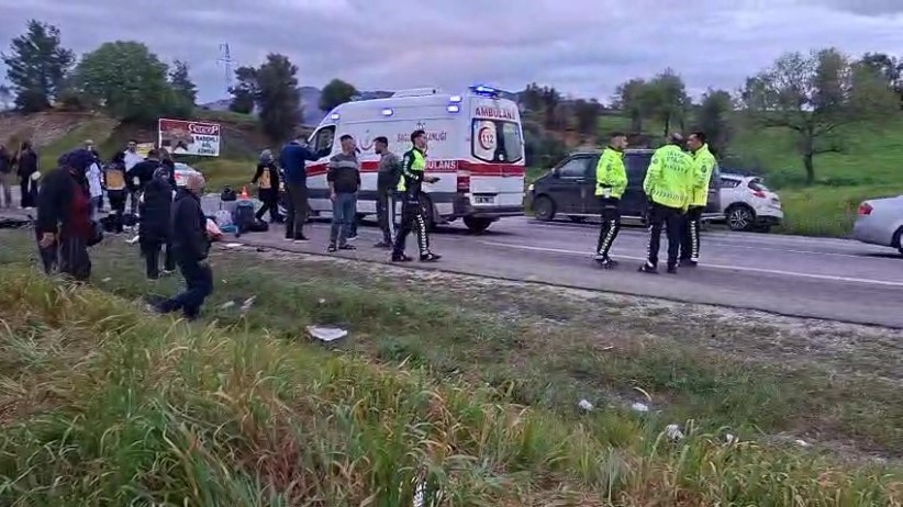 Bayram yolunda feci kaza: Otomobiller kafa kafaya çarpıştı, 7 kişi yaralandı
