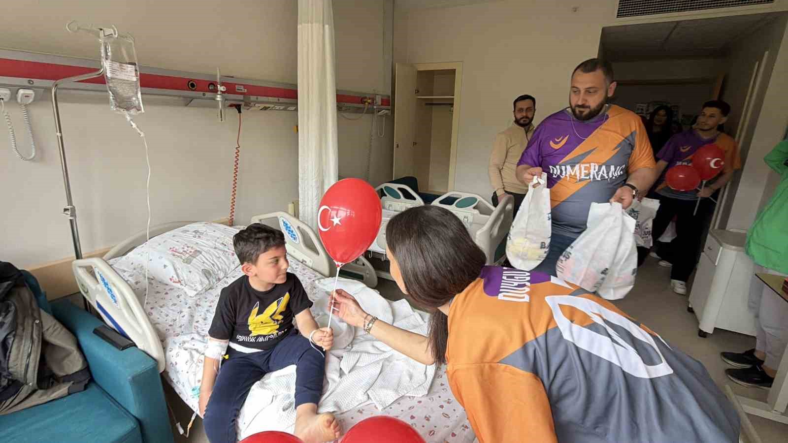 Bayramı hastanede geçiren çocuklara anlamlı ziyaret
