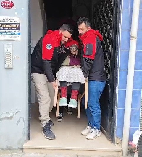 Bayramı köyünde geçirsin diye sedye ile evine taşındı

