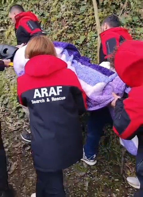 Bayramı köyünde geçirsin diye sedye ile evine taşındı
