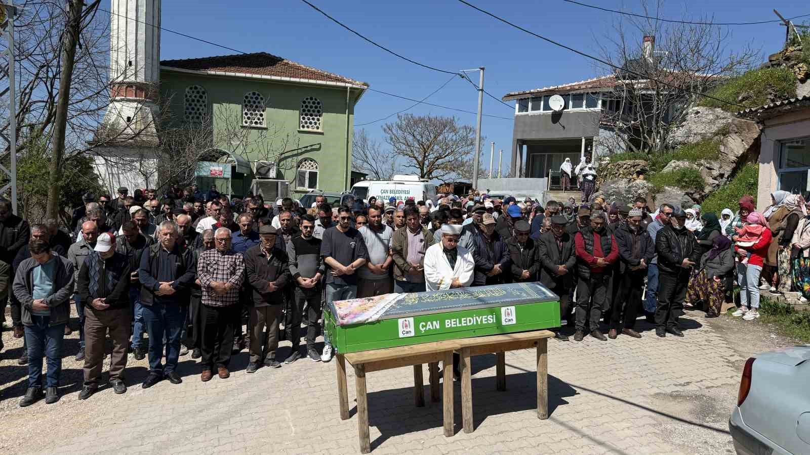 Bayramiç’te kocası tarafından av tüfeğiyle öldürülen kadın toprağa verildi
Bayramiç’te kocası tarafından av tüfeğiyle öldürülen kadın toprağa verildi