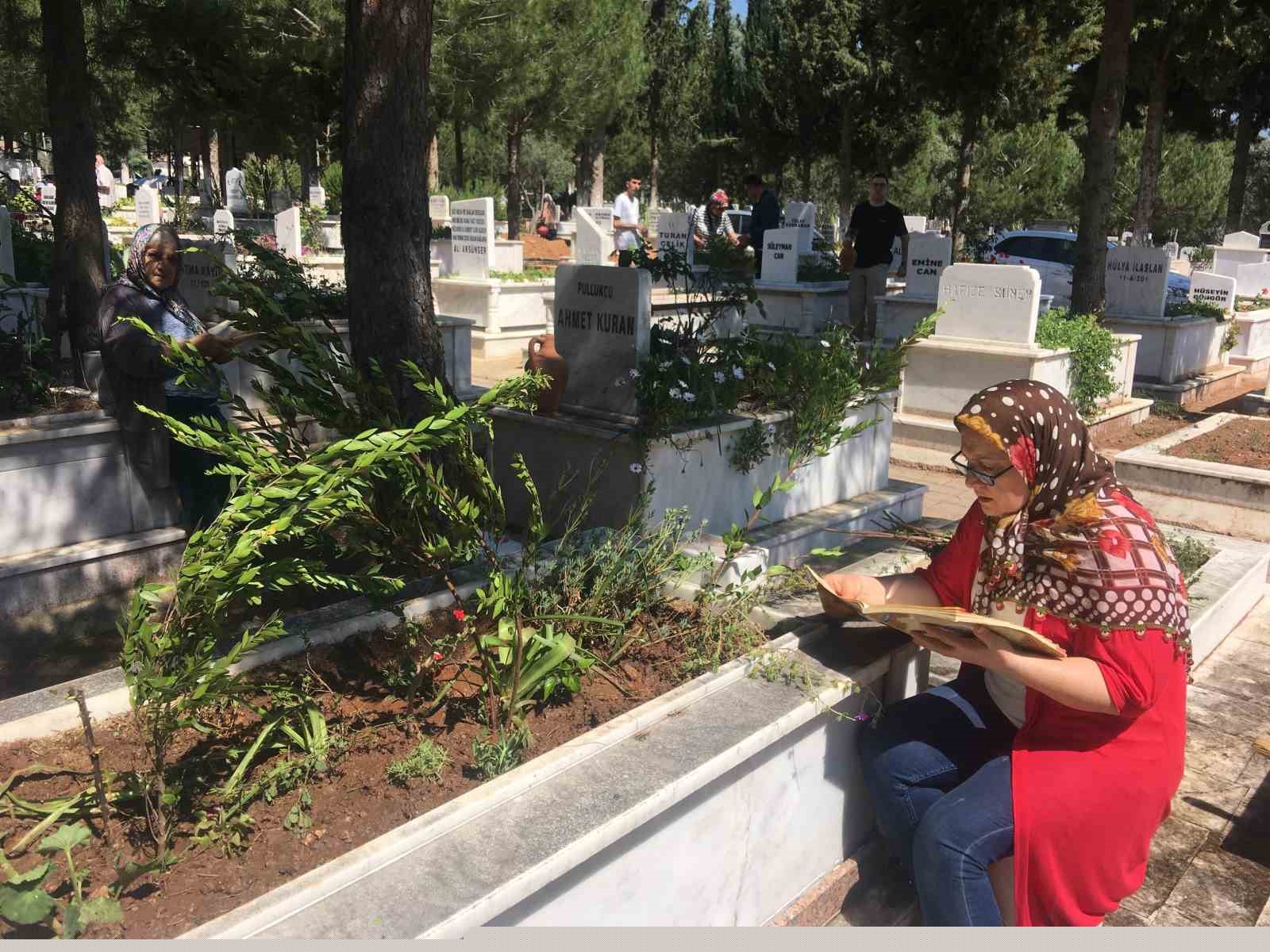 Bayramın ilk günü mezarlıklarda yoğunluk
