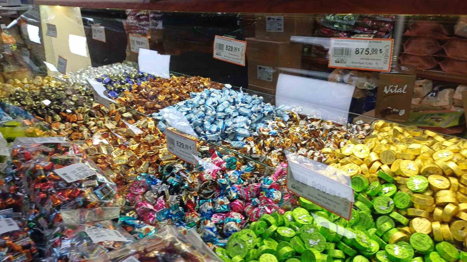 Bayramlık çikolata ve şekerler tezgahlarda
