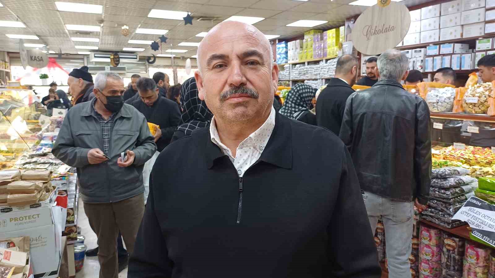 Bayramlık çikolata ve şekerler tezgahlarda
