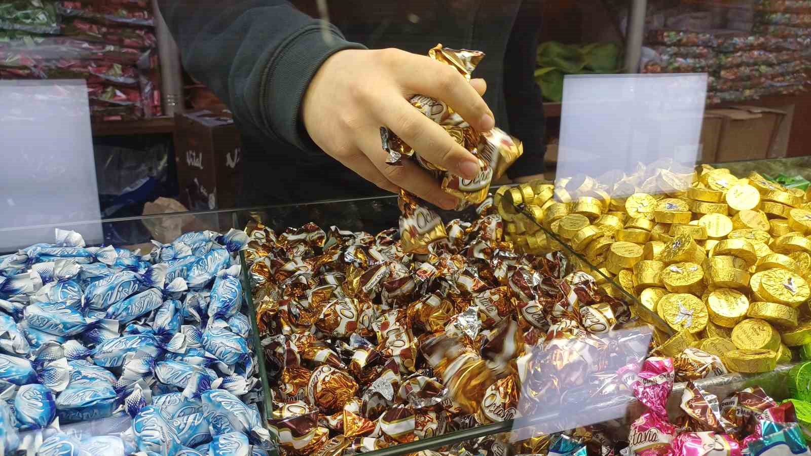 Bayramlık çikolata ve şekerler tezgahlarda
